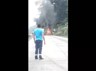  La camioneta quedó totalmente cubierta por las llamas.