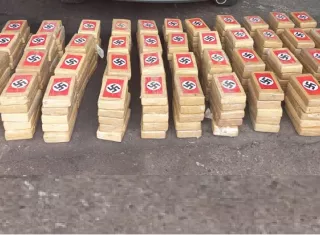 La sustancia ilícita era transportada en el maletero de una camioneta de color roja y cubierta con plástico negro.