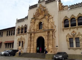 Los daños se aprecian en la fachada del edificio, piscina, áreas deportivas y otros lugares de la estructura del histórico centro de enseñanza. 