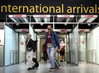 Pasajeros llegan al aeropuerto de Gatwick, en una imagen de archivo. EFE