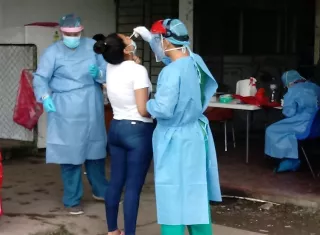 El equipo de Salud no baja la guardia y continúan desarrollando jornadas de hisopados en empresas e instituciones donde se detecten casos sospechosos, para lograr el abordaje oportuno y el proceso de trazabilidad correspondiente. 