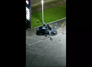 Residentes del área llamaron a la Policía Nacional, pero los uniformados llegaron cuando ya los agresores se habían abandonado la escena.