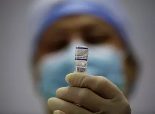 Fotografía de archivo en la que se registró a una enfermera al preparar una dosis de una vacuna contra la covid-19 del laboratorio Pfizer, en Ciudad de Panamá (Panamá). EFE