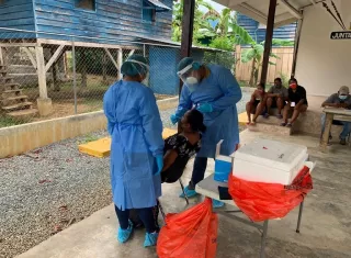 Equipos de Respuesta Rápida realizan pruebas de hisopados para descartar casos de Covid-19 en Charco la Pava en Almirante.