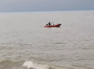 Para esta labor se emplean varios botes zodiac además de vehículo four wheel, los cuales recorren el área de la costa.