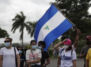 Decenas de nicaragüenses residentes en la capital protestan este domingo, en la cinta costera en Ciudad de Panamá, por las elecciones presidenciales en Nicaragua. EFE