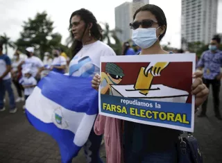 Ayer, al menos un centenar de nicaragüenses se manifestaron pacíficamente este domingo en la Ciudad de Panamá para repudiar la &quot;farsa&quot; electoral en su país. EFE