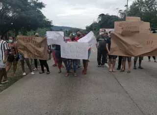 El bloqueo de la vía, el cual se extendió por varias horas.