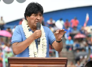 El expresidente boliviano Evo Morales pronuncia hoy un discurso durante una multitudinaria concentración de campesinos, cocaleros e indígenas afines al Movimiento al Socialismo (MAS) en Shinahota, Cochabamba (Bolivia). EFE