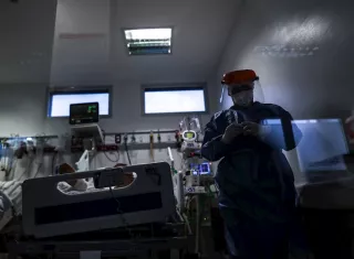 Médicos y enfermeros trabajan en una Unidad de Cuidados Intensivos de un hospital. Foto: EFE Ilustrativa