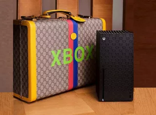 La consola también trae un kit personalizado, y además viene un maletín exclusivo de Gucci valorado en unos $6.000 y dos mandos exclusivos y una suscripción al Xbox Game Pass Ultimate. EFe