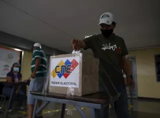 Un hombre ejerce su derecho al voto en un colegio electoral en Caracas, Venezuela, este domingo. EFE