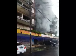 Unidades el Cuerpo de Bomberos de Colón sofocaron las llamas antes que se propagaran.
