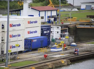 Vista de barcos junto a las reclusas de Miraflores en el pacífico en Ciudad de Panamá (Panamá), en una fotografía de archivo. EFE
