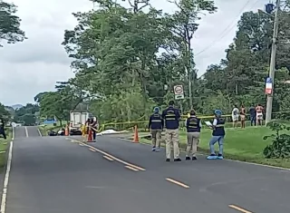 Una moradora del lugar indica la necesidad de regular la velocidad.  Foto/Video: Landro Ortiz