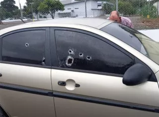 En el auto se pueden observar al menos 6 impactos de bala