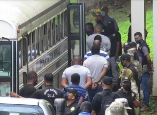 Los indiciados llegaron en dos autobuses al SPA fuertemente custodiados. Foto: Edwards Santos