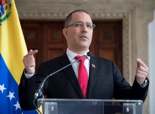 Fotografía del excanciller Jorge Arreaza durante una rueda de prensa, el 02 de febrero de 2021, en Caracas (Venezuela). EFE