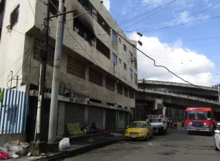 El primer alto de este edificio, las dos personas se lanzaron para salvarse
