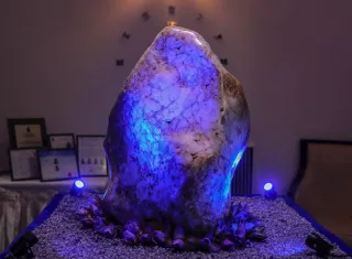 El raro corindón azul fue hallado en una excavación hecha hace aproximadamente seis meses en la localidad de Ratnapura, de la provincia de Sabaragamuwa, conocida como la "Ciudad de las gemas". EFE