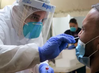 Este viernes el Minsa confirmó que hay 3,866 casos activos de Covid-19 en Panamá. Foto EFE - Ilustrativa