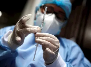 Los CDC recomiendan a los adultos recibir la tercera dosis de las vacunas de Pfizer o Moderna, seis meses después de que se les administrara la segunda. EFE