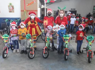 Los niñ@s recibieron juguetes, bolsas con golosinas, bicicletas y alimentos.