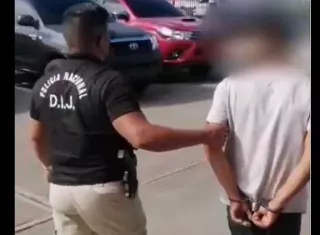  Moradores, cansado de la ola de hurtos, en el lugar dieron con la captura de este sujeto.