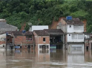 Fotografía cedida por el gobierno de Bahía, que muestra inundaciones causadas por las fuertes lluvias que azotan el estado de Bahía, en el noreste de Brasil). EFE