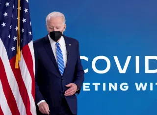 El presidente de Estados Unidos, Joe Biden, llega para participar en la reunión virtual del equipo de respuesta a la covid-19 de la Casa Blanca. EFE