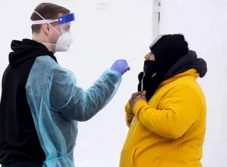 Un enfermero realiza un test para detectar la covid-19 en Washington D.C (Estados Unidos). EFE