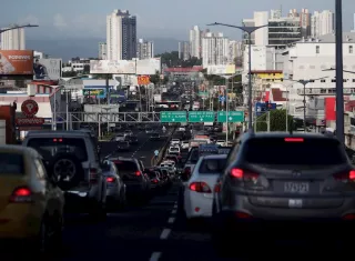 Fotografía de varios vehículos en una calle de Ciudad de Panamá