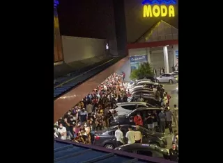 La gente estaba aglomerada, incluso afuera de la discoteca.