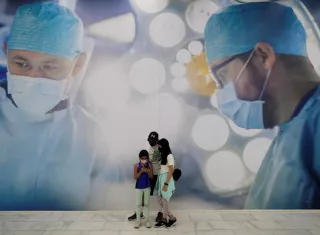 Una familia espera su turno durante una jornada de vacunación contra la covid-19 en el centro comercial Albrook Mall. EFE