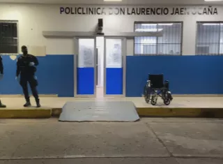 El menor fue ingresado en el hospital donde se recupera de la herida en la pierna. 