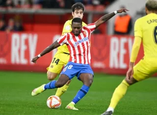 El panameño José Luis Rodríguez (izq.) en acción durante el partido entre el Sportin de Gijón ante el Villarreal.