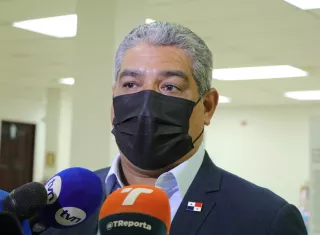 En la imagen aparece el ministro de Salud, Luis Francisco Sucre