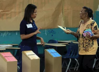 Fotografía de archivo en la que se registró a un par de mujeres durante unos comicios generales en Ciudad de Panamá (Panamá). EFE