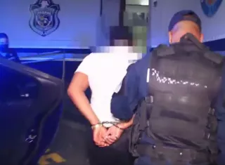  Llevaban a la víctima hasta un cajero electrónico en donde la obligaban a revelar el pin de tarjeta de débito para sacar el dinero de la cuenta bancaria. 