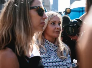 Imagen de archivo de presuntas víctimas del fallecido financiero Jeffrey Epstein, incluida Virginia Roberts Giuffre (C), salen del Tribunal Federal de los Estados Unidos en Nueva York. EFE