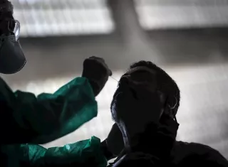 Un hombre se realiza una prueba para detectar la covid-19. EFE