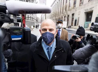 El abogado Michael Avenatti (c) a su llegada a una corte ferederal, para aforntar un juicio por supuestamente robar 300.000 dólares a la actriz porno Stormy Daniels -quien asegura haber mantenido una relación sexual con el expresidente Donald Trump. EFE