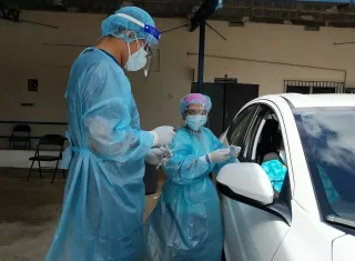 Médicos de la policlínica de Bugaba, continúan realizando hisopados.