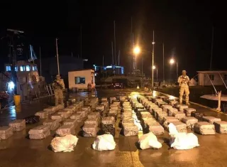 La nave en que viajaban con la mercancía ilícita fue decomisada por las autoridades judiciales y formó parte de la evidencia, junto con la droga.