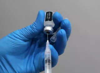 Fotografía de archivo de una dosis de la vacuna de Pfizer contra la covid-19. EFE