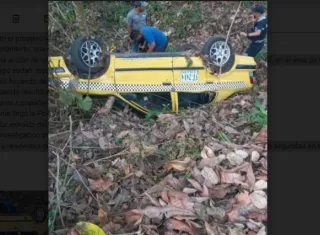 El taxista llevaba a un pasajero cuando este comenzó a atacarlo lo que provocó que perdiera el control y cayera por un barranco. 