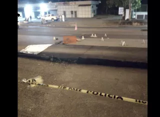 El cuerpo de la víctima terminó en la mitad de la calle tendido boca abajo.