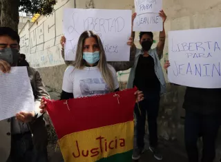 Carolina Ribera (c), hija de la expresidenta interina de Bolivia Jeanine Áñez, realiza una conferencia de prensa en las puertas del Centro Penitenciario Femenino de Miraflores, hoy en La Paz (Bolivia).EFE