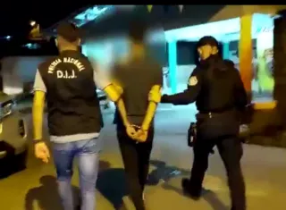 Las autoridades se mantienen en la búsqueda de los otros 3 sospechosos, vinculados con este asalto a mano armada.