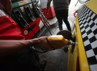 El costo de los combustibles se ajusta cada dos semanas en Panamá. EFE